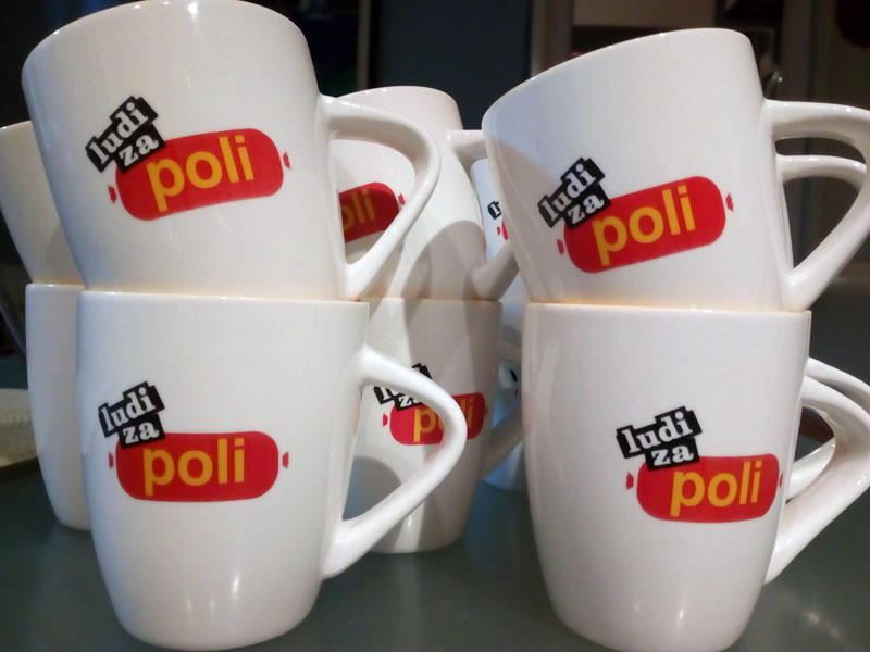Keramička šolja poli