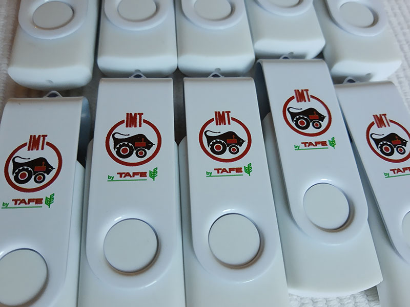 Smart white usb flash memorija